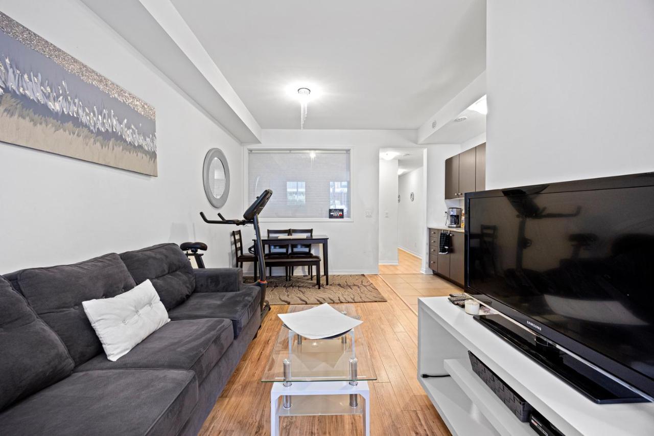 Beautiful Townhouse Near Yorkdale Mall, Wilson Subway Apartment โตรอนโต ภายนอก รูปภาพ
