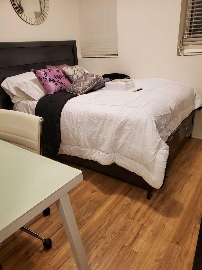Beautiful Townhouse Near Yorkdale Mall, Wilson Subway Apartment โตรอนโต ภายนอก รูปภาพ