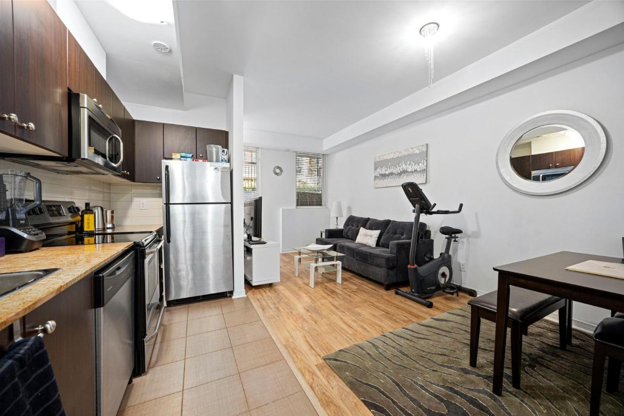 Beautiful Townhouse Near Yorkdale Mall, Wilson Subway Apartment โตรอนโต ภายนอก รูปภาพ