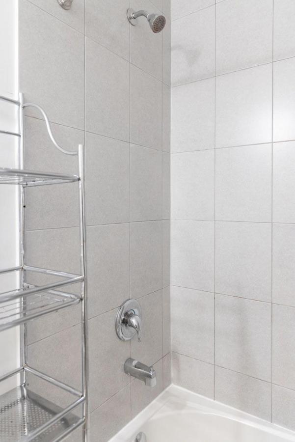Beautiful Townhouse Near Yorkdale Mall, Wilson Subway Apartment โตรอนโต ภายนอก รูปภาพ
