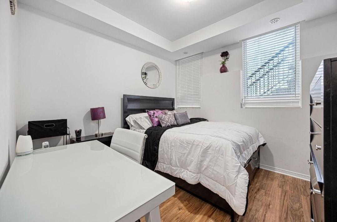 Beautiful Townhouse Near Yorkdale Mall, Wilson Subway Apartment โตรอนโต ภายนอก รูปภาพ