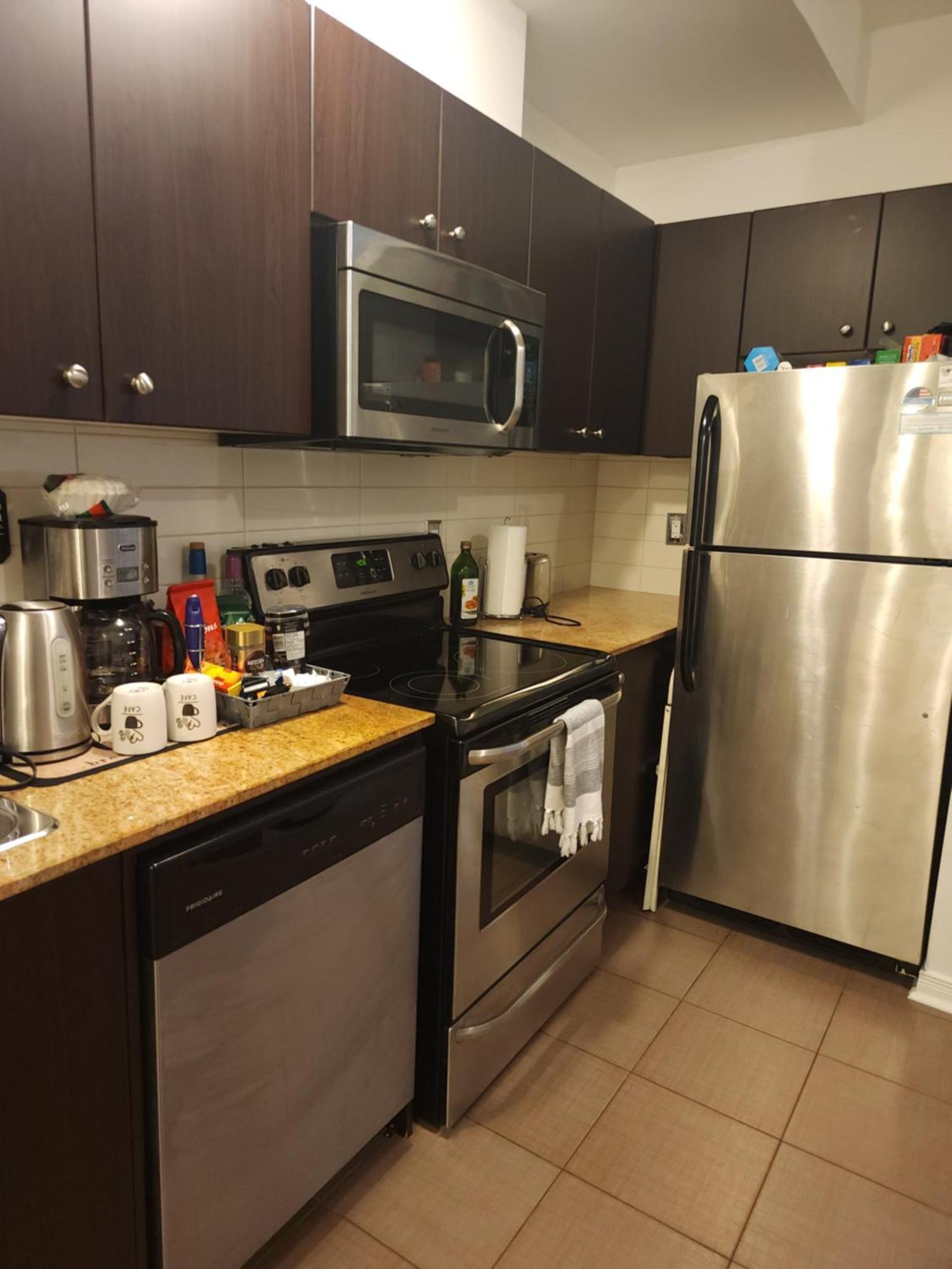 Beautiful Townhouse Near Yorkdale Mall, Wilson Subway Apartment โตรอนโต ภายนอก รูปภาพ