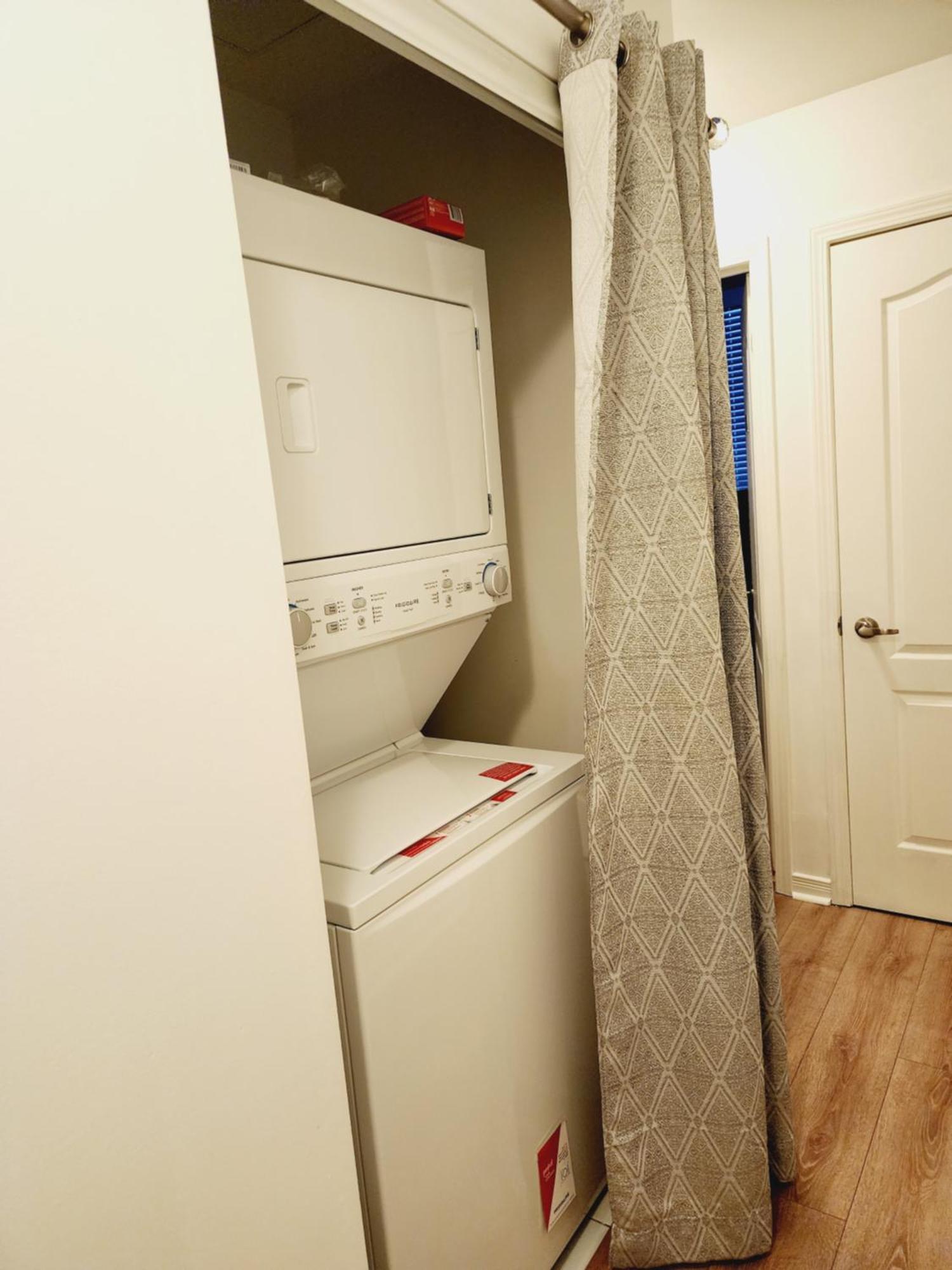 Beautiful Townhouse Near Yorkdale Mall, Wilson Subway Apartment โตรอนโต ภายนอก รูปภาพ