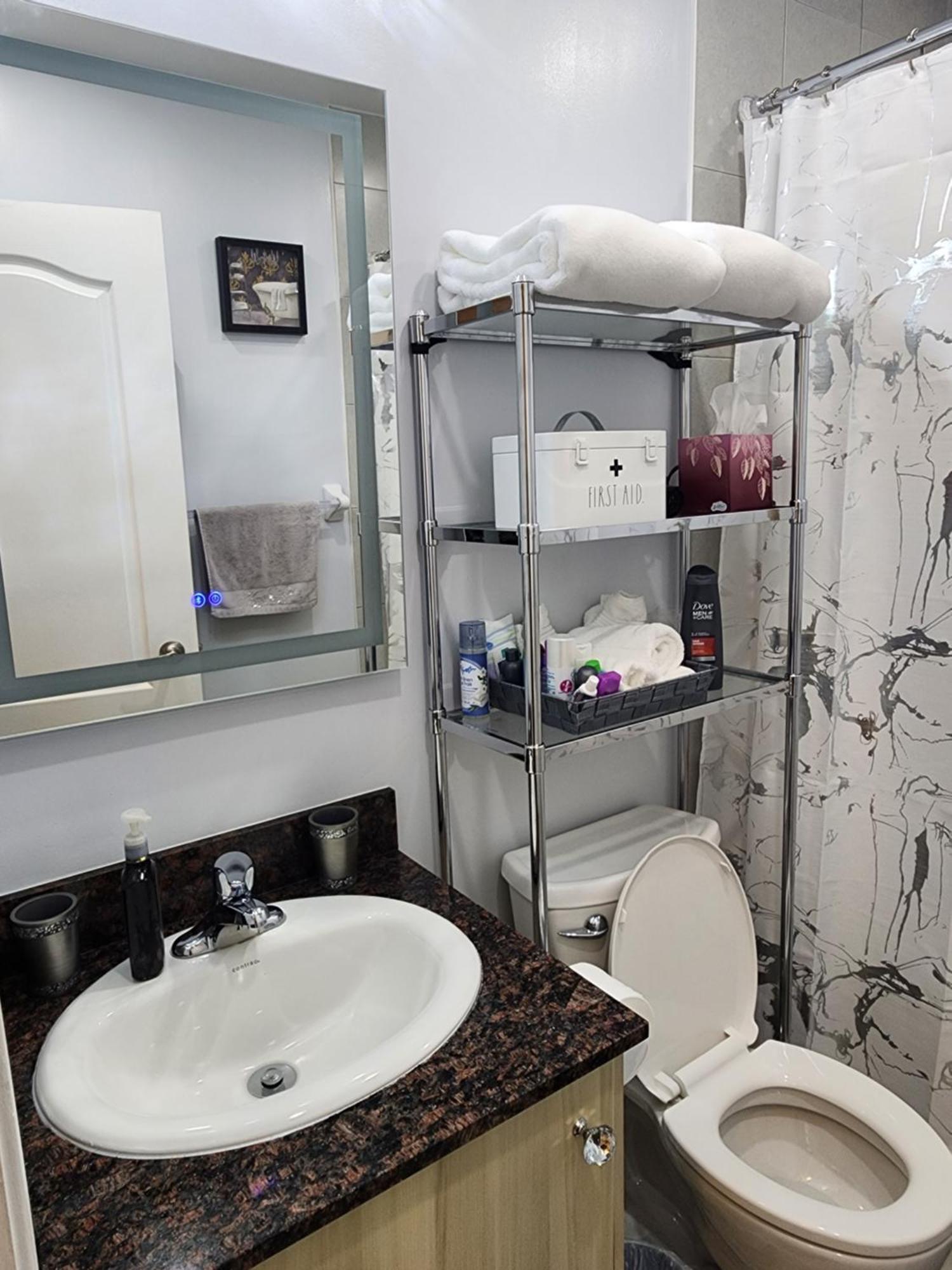 Beautiful Townhouse Near Yorkdale Mall, Wilson Subway Apartment โตรอนโต ภายนอก รูปภาพ