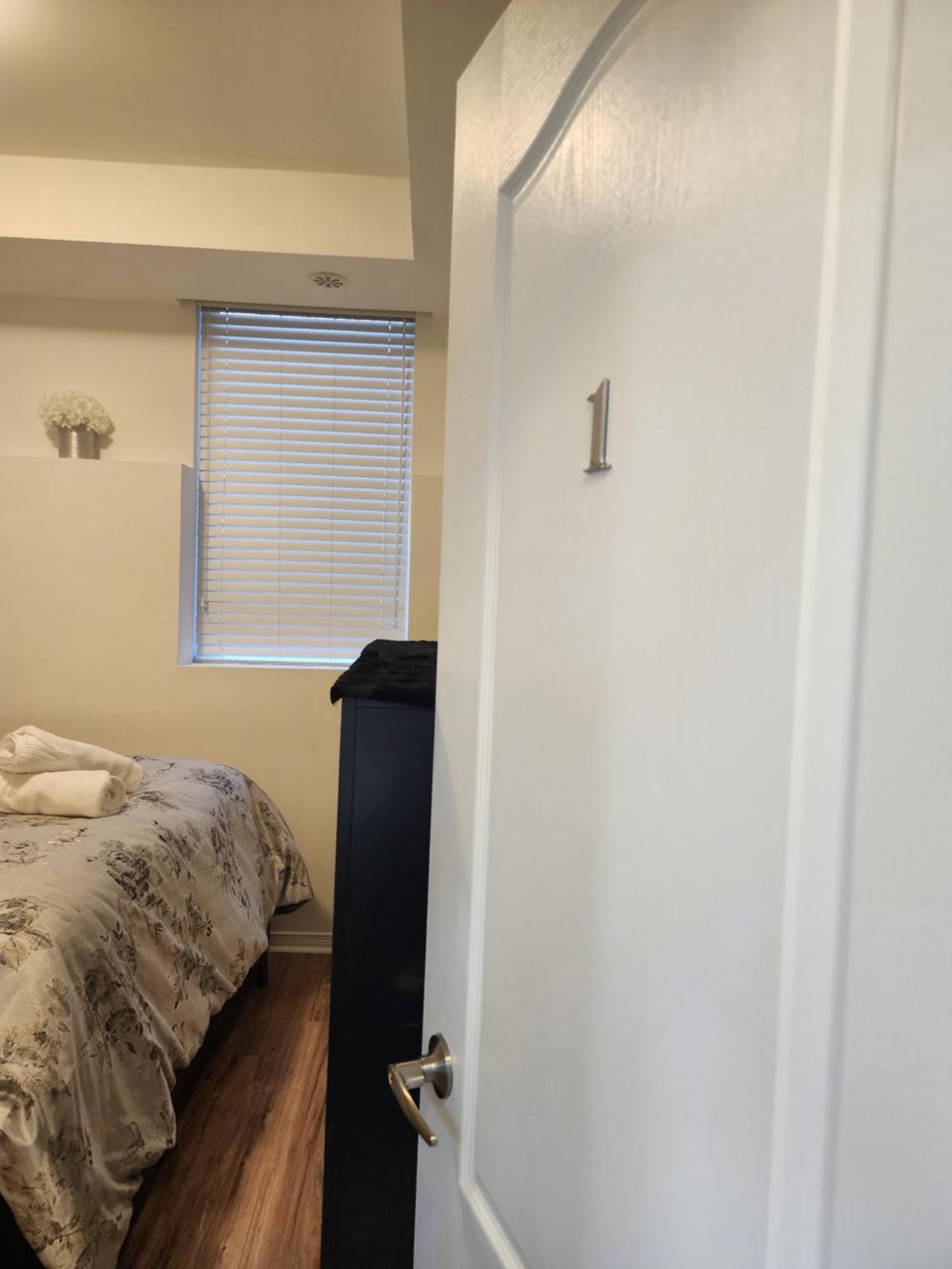 Beautiful Townhouse Near Yorkdale Mall, Wilson Subway Apartment โตรอนโต ภายนอก รูปภาพ