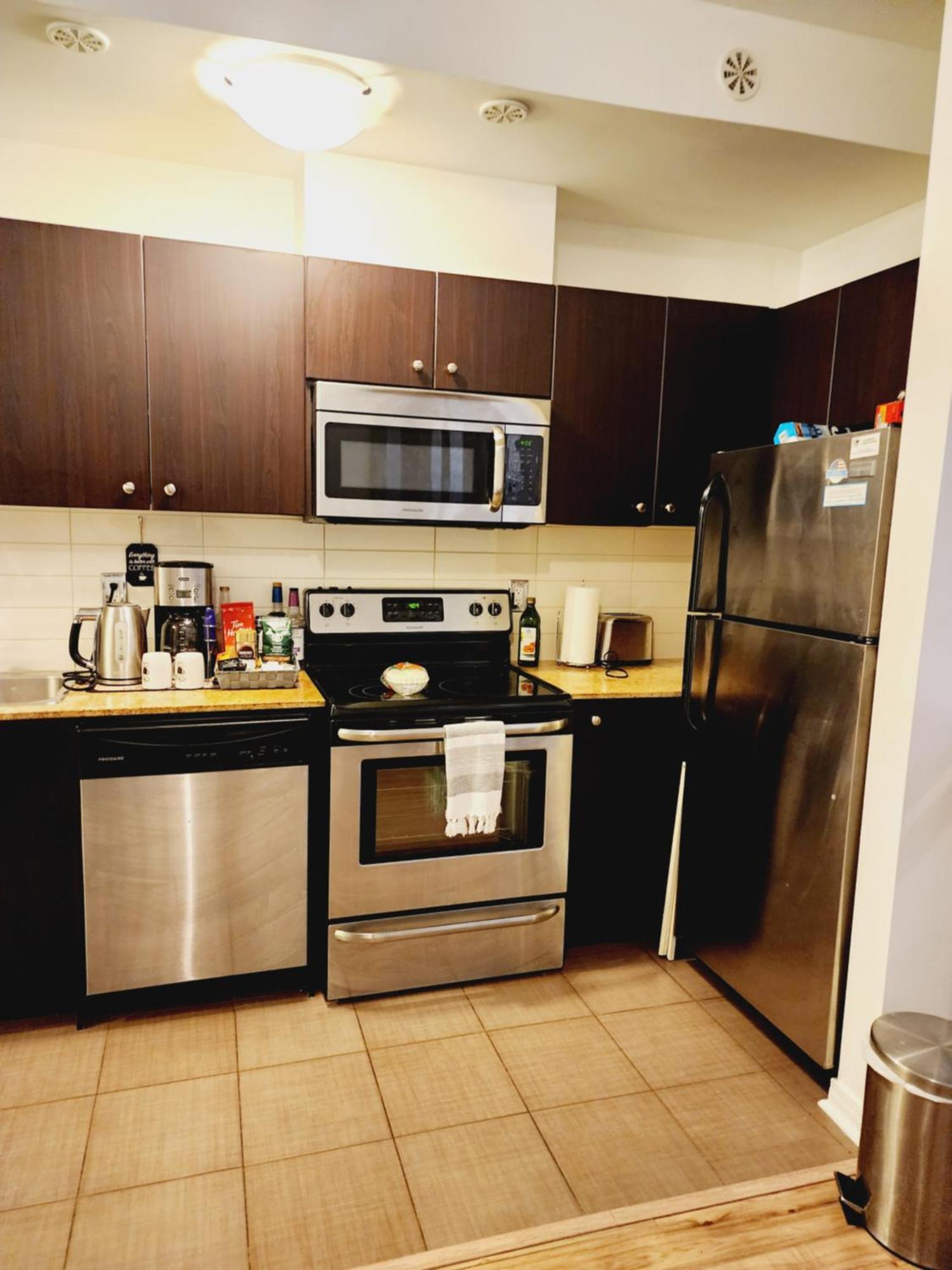 Beautiful Townhouse Near Yorkdale Mall, Wilson Subway Apartment โตรอนโต ภายนอก รูปภาพ
